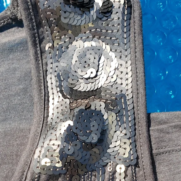 2 tank tops - Picture 7 of 13